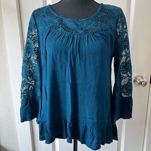 Summery casual top - crotchet details in great shape.  Turquoise in color.